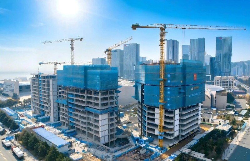 Ceiliúradh Mór a dhéanamh ar an gCroí-Struchtúr Rathúil a Bhaint as Ionad Nuálaíochta Qingdao Fortune Finance