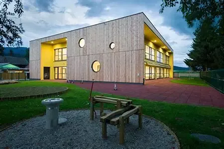 Fráma Cruach Éadrom Tógáil Kindergarten